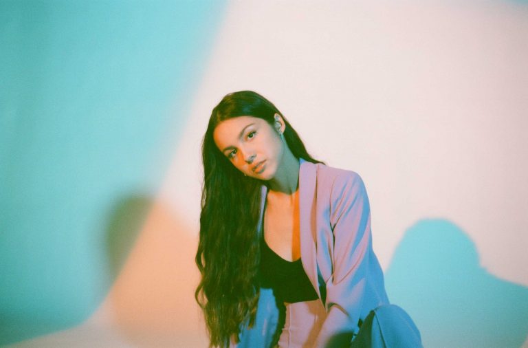 Olivia Rodrigo estrena " Sour" - Revista COSAS México