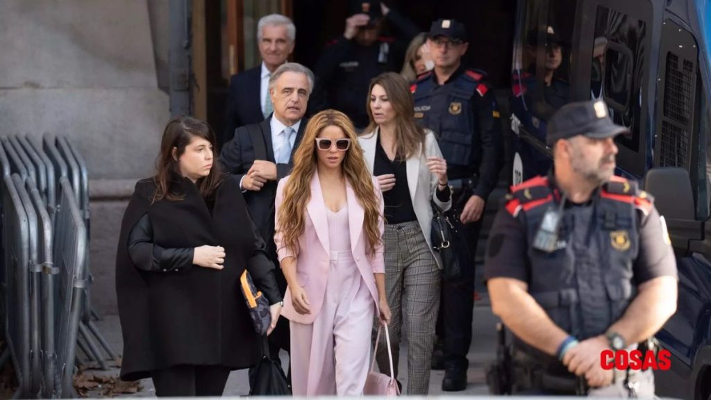 Shakira a su salida de la audiencia | Foto: X.