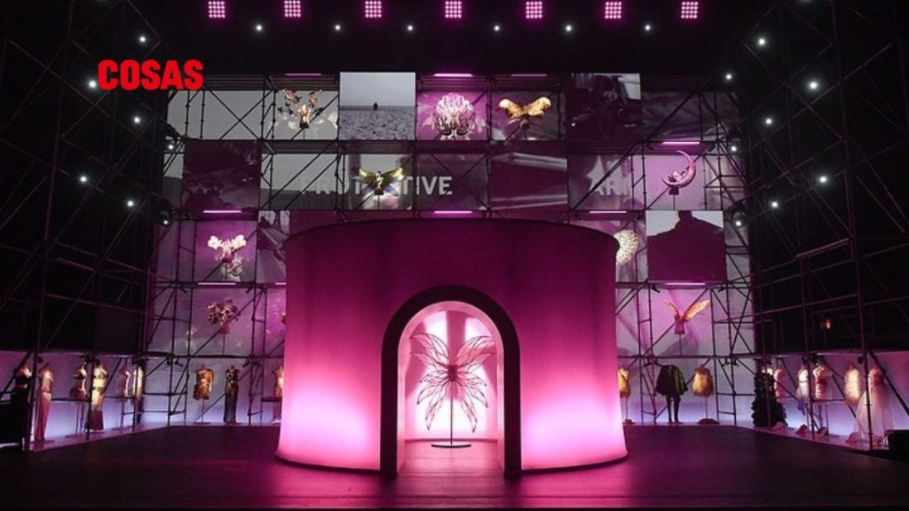 Las alas de Victoria’s Secret más que un simple complemento de la pasarela, simboliza glamour, éxito y fantasía en la industria de la moda.