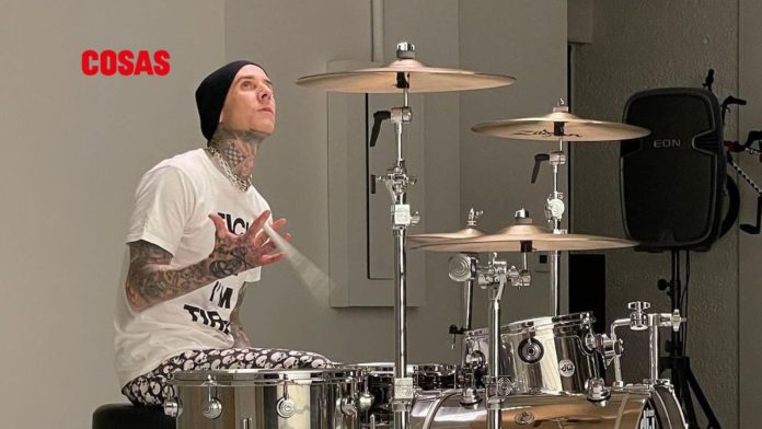 Travis Barker de Blink-182 genera controversia al vender un muñeco del Dr. Simi, regalo de un fan en su gira por México en 2024.