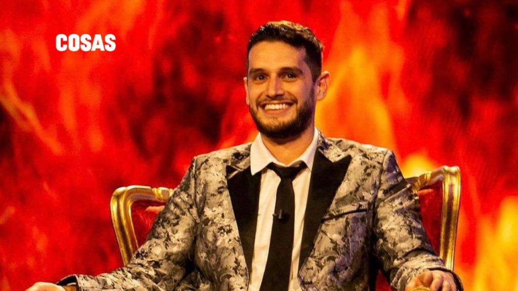 Adrián Marcelo, polémico conductor, abandona "La Casa de los Famosos" tras críticas por comentarios controvertidos en su carrera.
