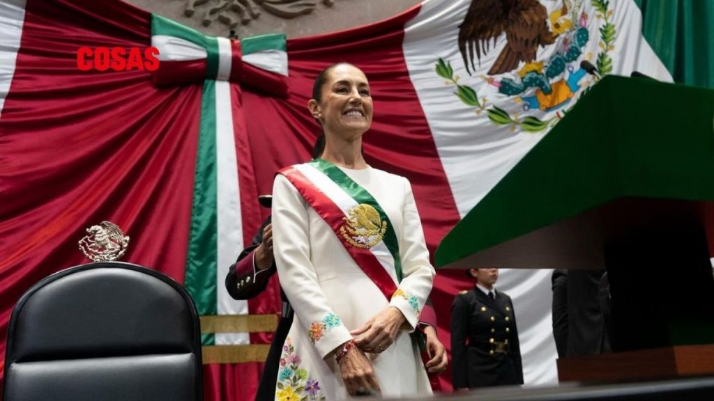 El atuendo de Claudia Sheinbaum en su toma de protesta fue diseñado por la artesana oaxaqueña Claudia Vásquez Aquino, resaltando las raíces mexicanas.