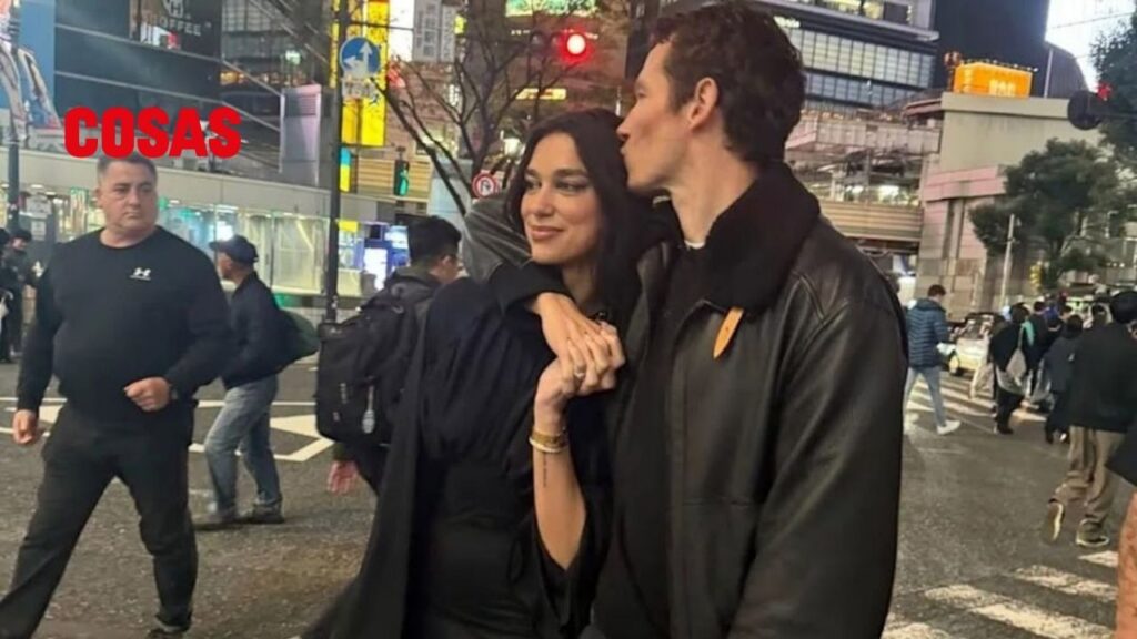 Fuertes rumores de que Dua Lipa y Callum Turner se comprometieron tras menos de un año de relación se hacen presentes en redes sociales.