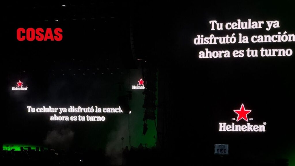 Heineken y Zoé sorprenden en un festival con una iniciativa que invita a disfrutar la música sin celulares, creando un momento inolvidable.
