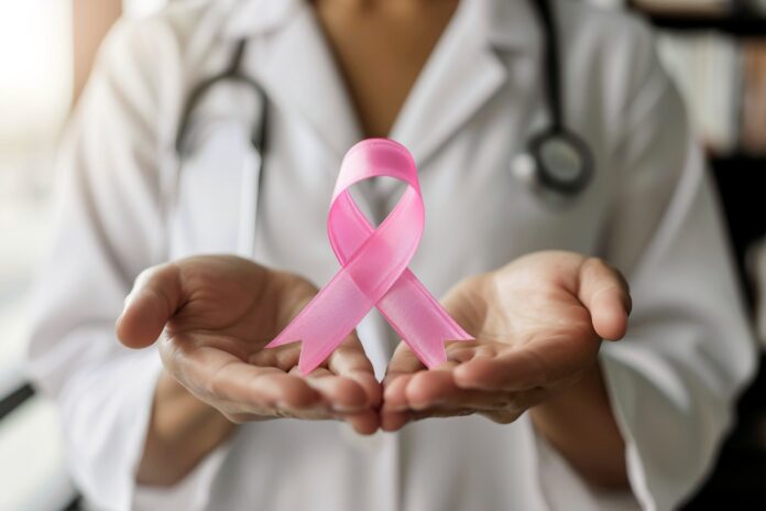 concienciacion-sobre-el-dia-mundial-del-cancer-con-el-paciente