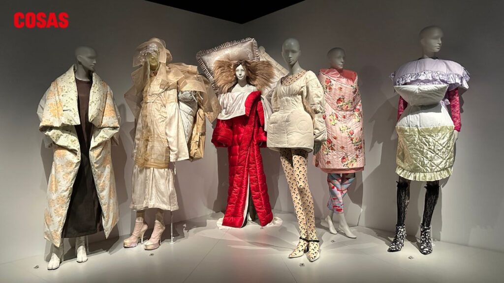 La fotografía de moda no solo muestra ropa; crea mundos. Una imagen icónica puede definir tendencias y transformar la cultura visual global.